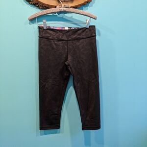 𝅺IVIVVA (Lululemon) crops size 14 in EUC